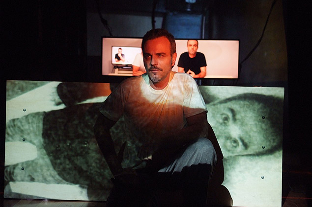 Marcelo Valle em apresentao de 'LaborAtorial' no Festival de Teatro de Curitiba, em abril