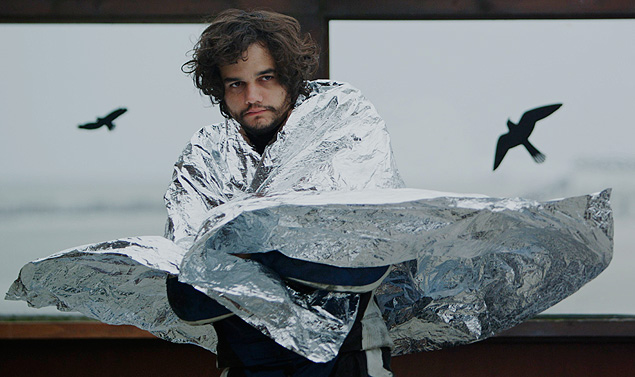 Donato (Wagner Moura) usa uma capa para se proteger do frio em cena rodada na Alemanha
