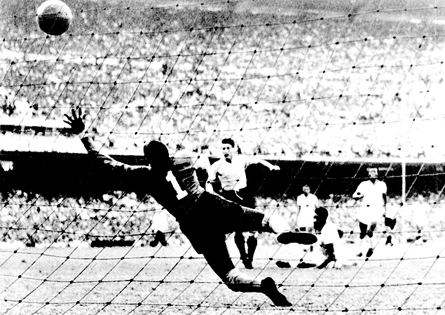 Schiaffino marca primeiro gol do Uruguai contra o Brasil na final da Copa de 1950