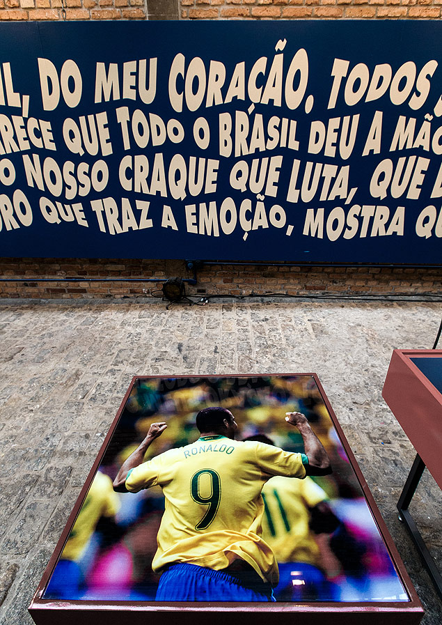Painis com foto de Ronaldo e letra de 'Pra Frente Brasil'