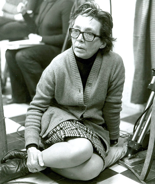 Marguerite Duras no set de 'Jaune Le Soleil' em 1971 em Neauphle-le-Chteau, na Frana 