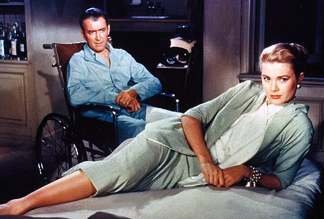 Os atores James Stewart e Grace Kelly em cena do filme 'Janela Indiscreta', de 1954
