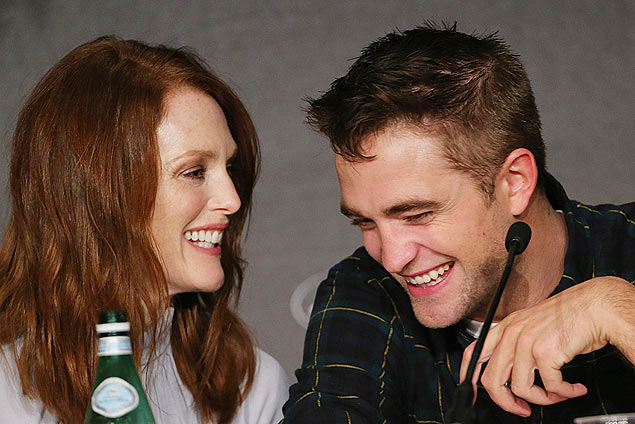 Julianne Moore ( esq.) e Robert Pattinsonem coletiva de imprensa de 'Maps to the Stars', em Cannes