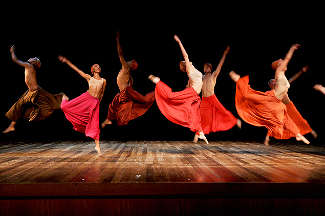 Bailarinos da Raa Cia. de Dana ensaiam 'Caminho da Seda' no Teatro das Artes, em SP