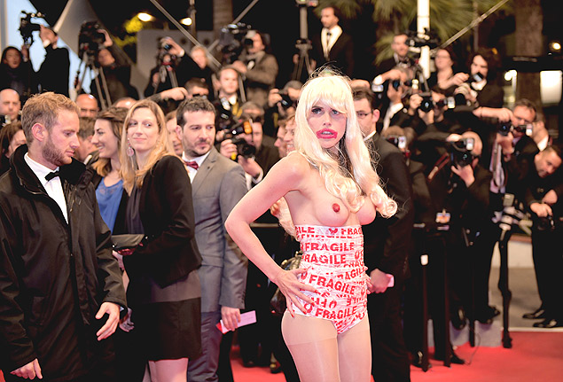 Mulher invade tapete vermelho de sesso do filme 'Maps to the Stars', durante o festival de Cannes