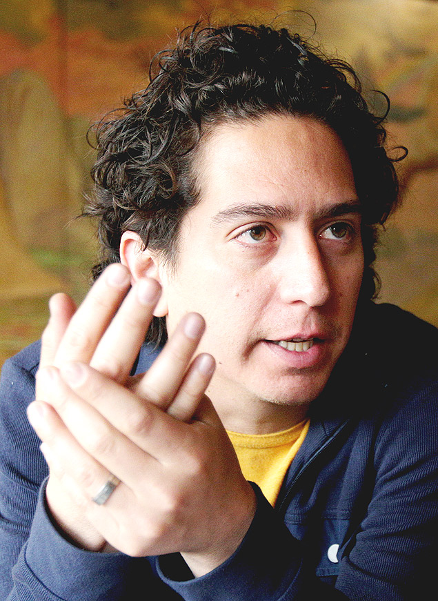 O escritor peruano Daniel Alarcn em entrevista na Colmbia