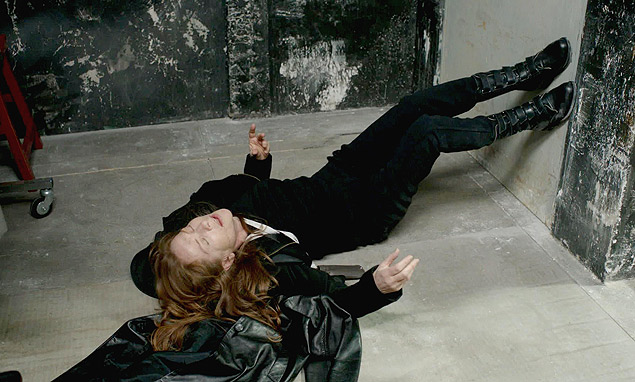 Isabelle Huppert simula convulso em cena de 'Uma Relao Delicada'