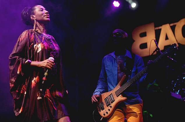 A cantora e compositora Dade se apresenta na ltima noite do festival Back2Black, em 2012