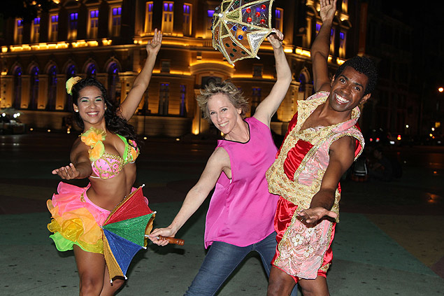 Deborah Colker (centro) entre os dançarinos Emilayne Gomes e Menininho em episódio no Recife 