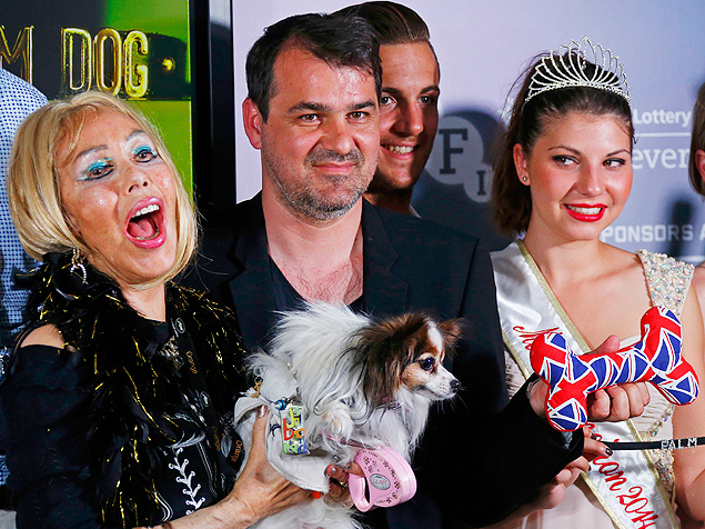 O diretor Kornel Mundruczo posa para foto com Emogin Diamonds (esq.) e seu co James Blond, em cerimnia da Palm Dog em Cannes