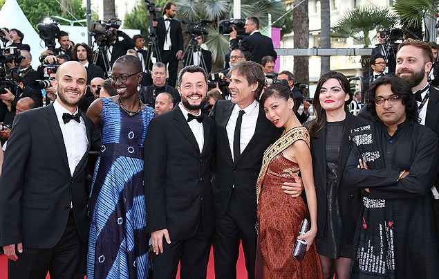 O diretor Walter Salles (4  dir.), com os jovens diretores da Fbrica dos Cinemas do Mundo, em Cannes