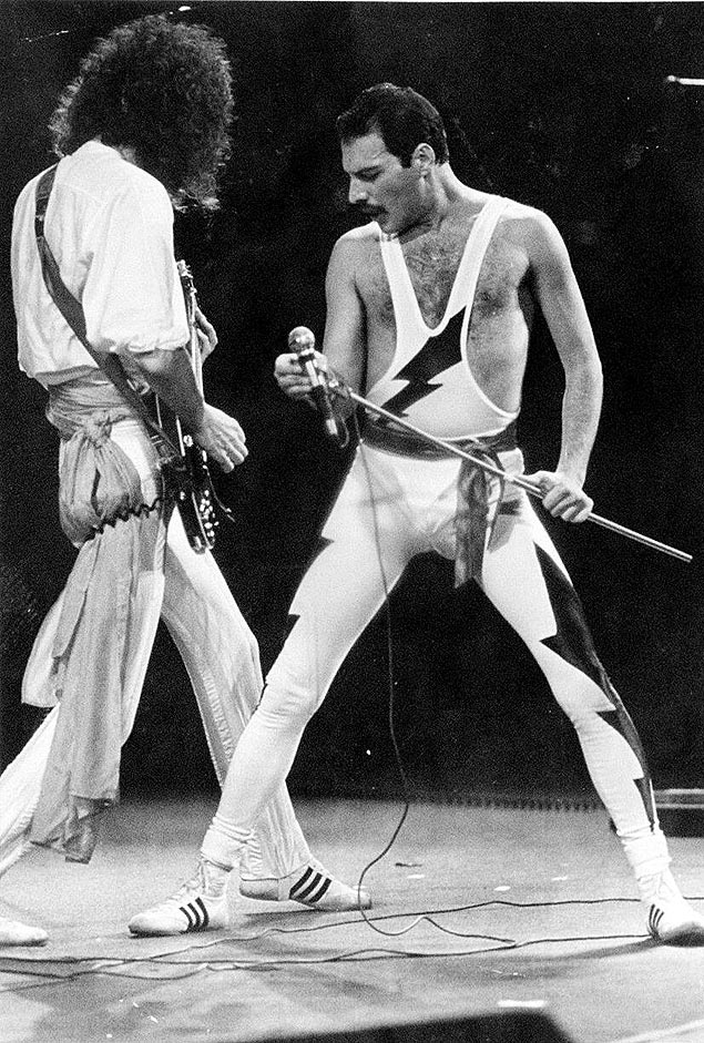 O vocalista Freddie Mercury e integrantes do Queen