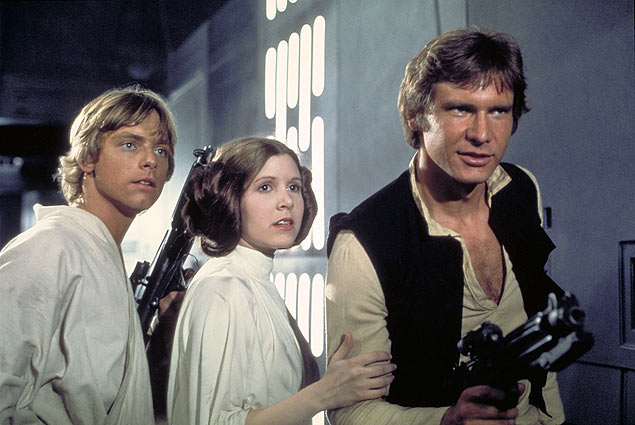 Cinema: os atores Mark Hamill, Carrie Fischer e Harrison Ford em cena do filme "Guerra nas Estrelas - Episdio 4 - Uma Nova Esperana". *** Actors, from left, Mark Hamill as Luke Skywalker, Carrie Fisher as Princess Leia and Harrison Ford as Han Solo, appear in a scene from Lucasfilm's "Star Wars: Episode IV, A New Hope," in this undated promotional photo. Lucasfilm Ltd. and 20th Century Fox announced Tuesday, Feb. 10, 2004, that the original three "Star Wars" films will be released on DVD on Sept. 21, 2004, in North America. (AP Photo/Lucasfilm, Ltd. & TM) 