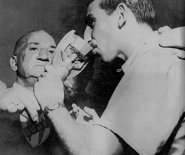O jogador uruguaio Gambeta beija a taa Jules Rimet aps vencer o Brasil na final da Copa de 1950, em cena de 'Maracan