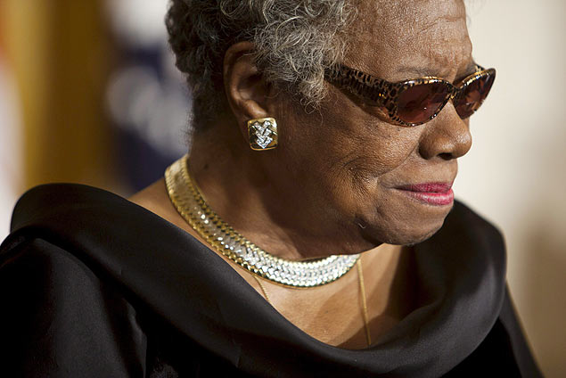 JL04. BOGOT (COLOMBIA), 28/05/2014.- Fotografa de archivo del 15 de febrero de 2011 de la poetisa y activista estadounidense Maya Angelou durante la ceremonia en la que el presidente de los EE.UU., Barack Obama, la impuso la Medalla de la Libertad en la Sala Este de la Casa Blanca en Washington D.C. (EE.UU.). Angelou, autora de la famosa autobiografa 