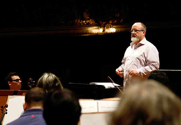 O regente e diretor artístico Luiz Fernando Malheiro, que conduz a Orquestra do Theatro São Pedro em concertos baseados em composição de Mahler