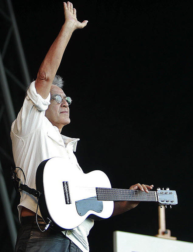 Caetano Veloso cumprimenta pblico durante show em Barcelona no festival Primavera Sound