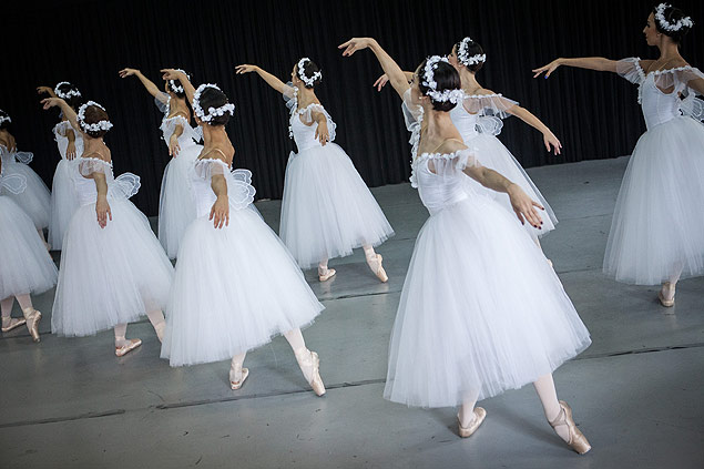 Bailarinas da So Paulo Companhia de Dana ensaiam 'La Sylphide' na sede da companhia, em So Paulo