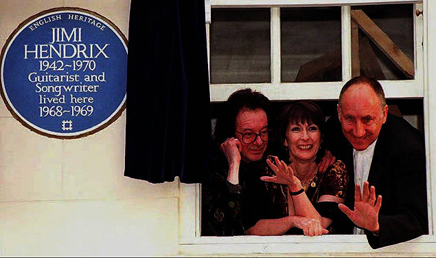 A ex-namorada de Jimi Hendrix, Kathy Etchingham (centro), na casa onde o guitarrista morou em Londres