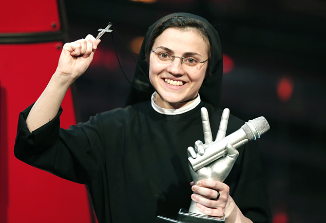 A freira Cristina Scuccia com o troféu do programa 'The Voice' da Itália