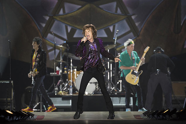 Keith Richards, Mick Jagger (centro) e Ronnie Wood ( esq.), dos Rolling Stones, se apresentam em Tel Aviv