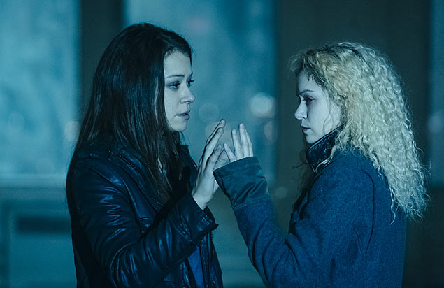Malasany em cena como duas personagens de 'Orphan Black': Sarah (esq.) e Helena