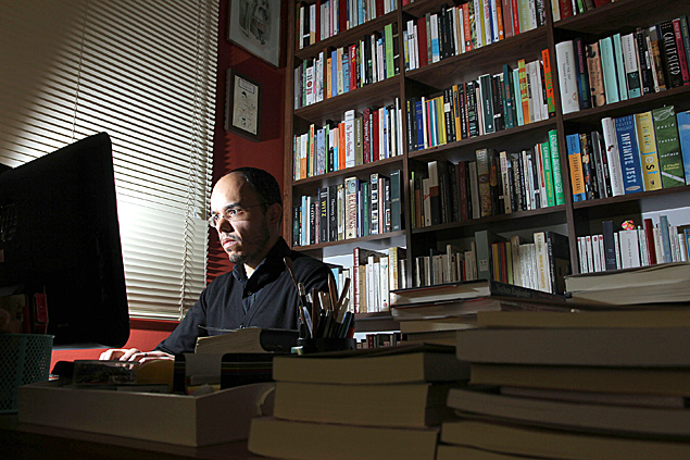 O professor e tradutor Caetano Galindo no escritrio de sua casa, em Curitiba