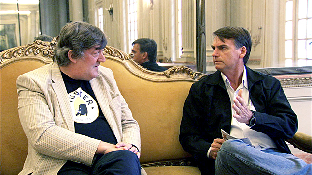 O ator Stephen Fry (a esq.) conversa com o deputado federal Jair Bolsonaro no documentrio