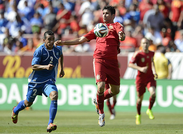 O atacante brasileiro naturalizado espanhol Diego Costa domina a bola no peito