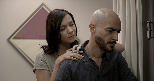 Renata (Simone Iliescu) e o marido, Marcelo (Roberto Audio), personagens de 