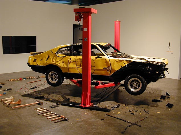 "Autobang" (2002), instalao do coletivo Chelpa Ferro apresentada na 27 Bienal de SP