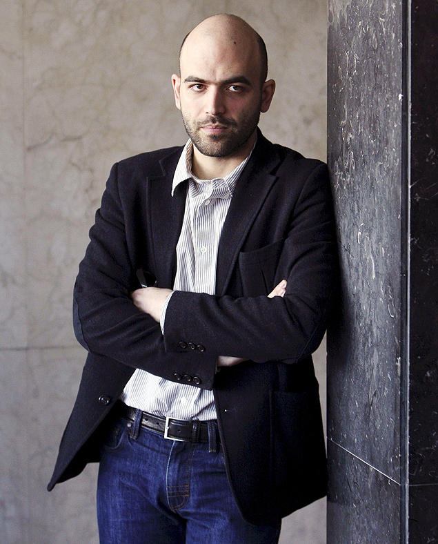 Roberto Saviano, jornalista e escritor, posa para foto apÃ³s entrevista coletiva em Barcelona, em 2009