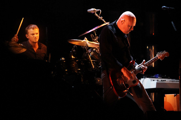 Mike Byrne ( esq.) na bateria e Billy Corgan na guitarra em show do Smashing Pumpkins em maro de 2013