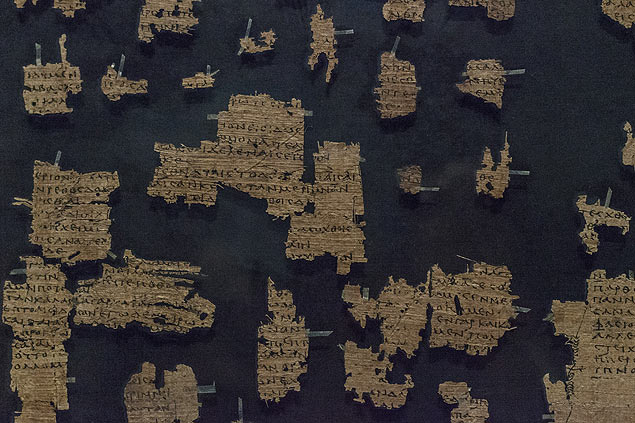 Fragmentos de poesia de Safo, exibidos no Museu da Biblioteca Morgan