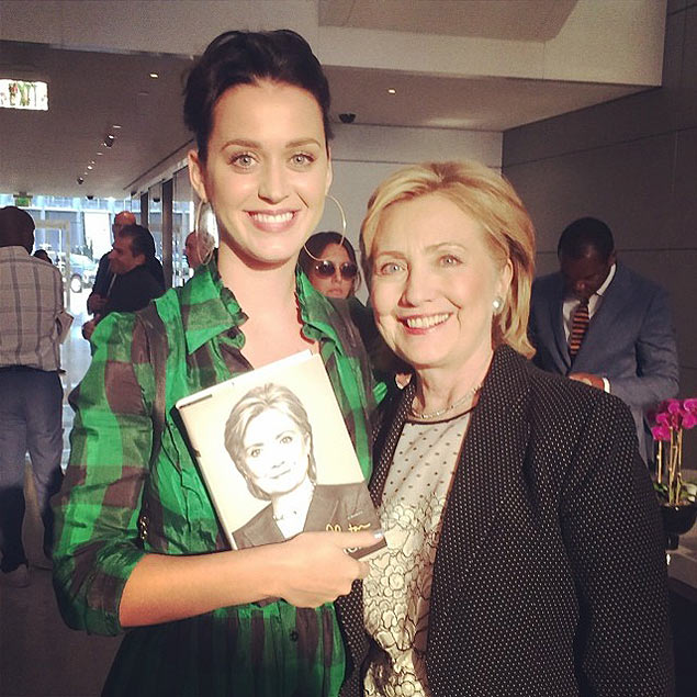 Katy Perry com Hilary Clinton, em foto divulgada pela cantora