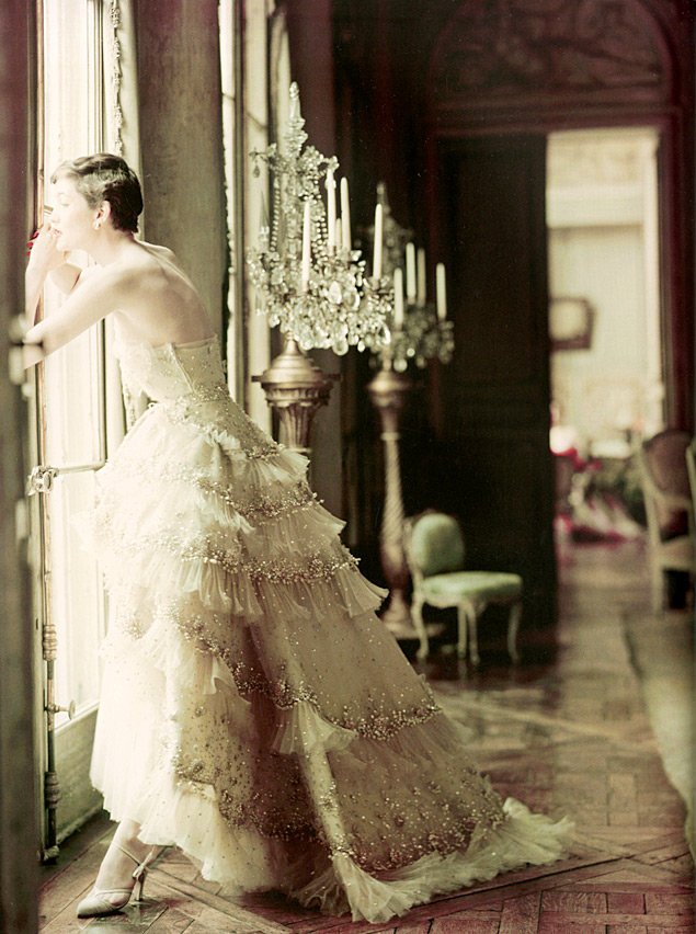 Modelo usa vestido Mozart, da coleção de verão 1950 da Christian Dior, em foto do livro 'Dior, The Legendary Images'