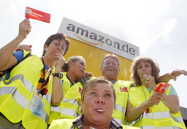 Empregados do sindicato Verdi fazem protesto em frente a Amazon em Rheinberg, Alemanha, em 3 de junho de 2014