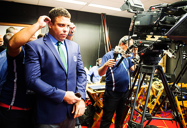 Ronaldo minutos antes de entrar ao vivo na transmissão do jogo do Brasil contra Camarões na segunda-feira (23), em Brasília