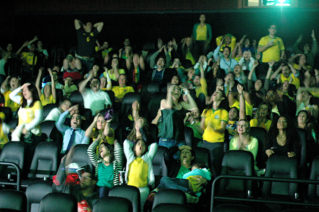 Pblico assiste a jogo Brasil x Camares em cinema do shopping Market Place, em So Paulo