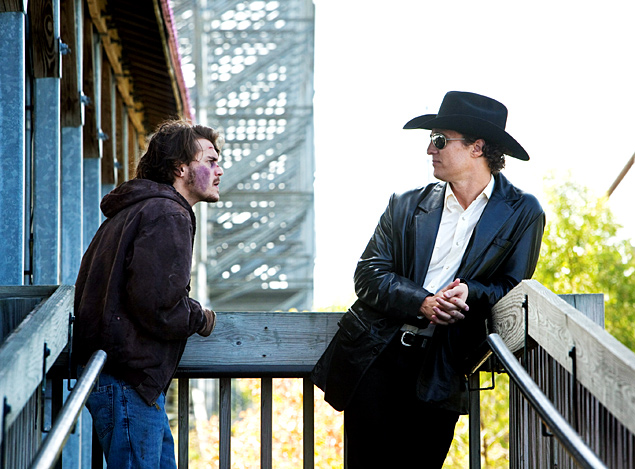 Emile Hirsch (esq.) e Matthew McConaughey no filme 'Killer Joe - Matador de Aluguel', de William Friedkin