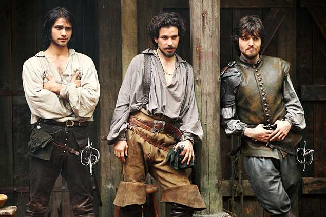 Os atores D'Artagnan (Luke Pasqualino), Aramis (Santiago Cabrera) e Athos (Tom Burke) na produo 'Os Mosqueteiros'