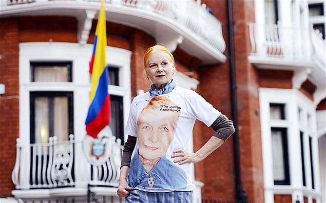 A estilista britnica Vivienne Westwood em frente a embaixada equatoriana em Londres
