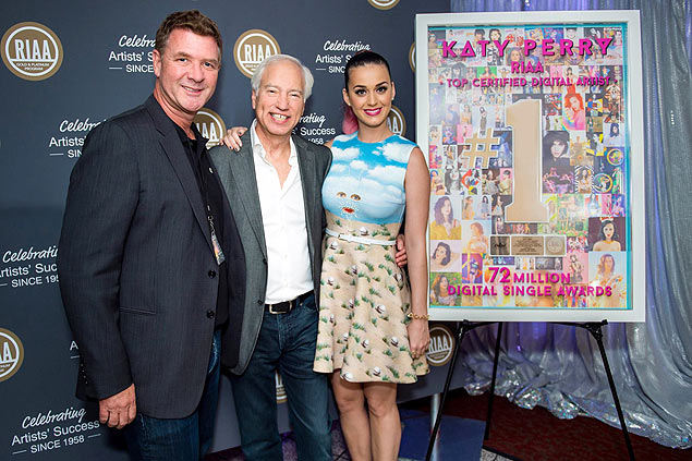 Katy Perry é premiada por executivos da RIAA por suas vendas de música digital