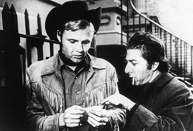 Cena do filme "Perdidos na Noite", com Jon Voight (esq.) e Dustin Hoffman