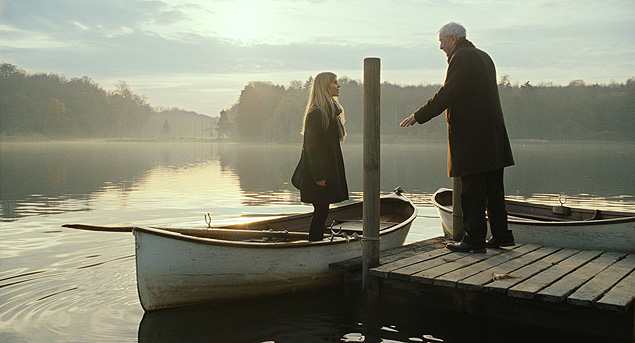 Os atores Clémence Poésy e Michael Caine em cena do filme 'O Último Amor de Mr. Morgan'