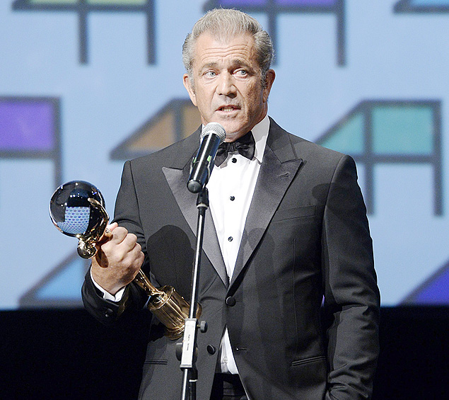 Mel Gibson discursa após receber o prêmio Crystal Globe em 2014