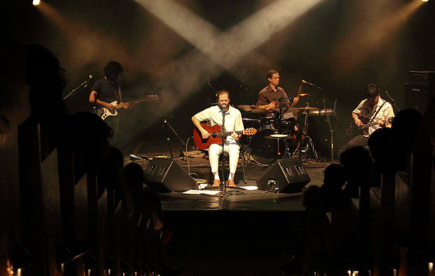Moreno Veloso e banda durante show no Sesc Pompeia, em So Paulo