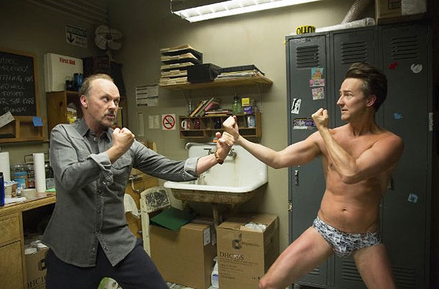 Michael Keaton ( esq.) e Edward Norton em cena do filme 'Birdman', de Alejandro Iarrit