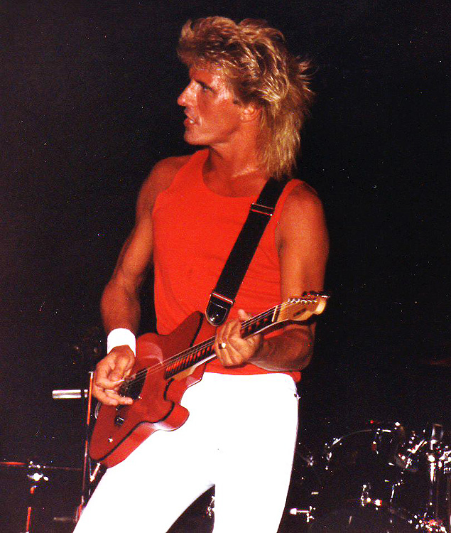 O guitarrista John Spinks, do trio britnico de rock The Outfield, em imagem sem data divulgada pela banda