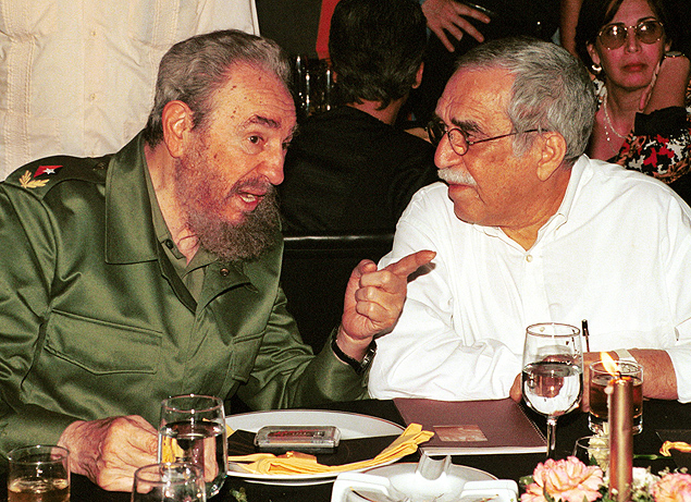 BOG500 BOGOT (COLOMBIA) 18/04/2014.- Fotografa de archivo del 3 de marzo de 2002 del lder cubano Fidel Castro (i) conversando en La Habana con el escritor colombiano y premio nobel de literatura, Gabriel Garca Mrquez, durante la cena de gala del II Festival Internacional del Habano. Los medios cubanos celebraron hoy, viernes 18 de abril de 2014, el legado del fallecido Garca Mrquez, al que tildaron de "hombre infinito", "hijo ilustre de Macondo" o simplemente Gabo, a la vez que recordaron su "entraable" amistad con el expresidente Fidel Castro. EFE/ARCHIVO/Alejandro Ernesto ORG XMIT: BOG500